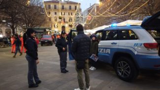 La Befana arriva in sirena nell'auto della polizia – Cronache Ancona