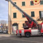 Coppi pericolanti sul tetto di un palazzo: vigili del fuoco in azione - Cronache Ancona