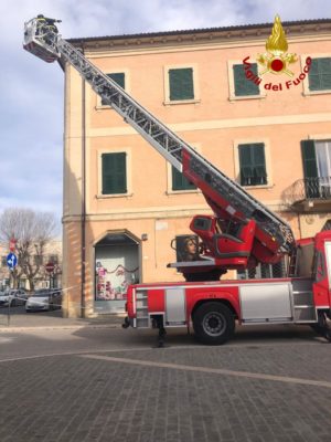 Coppi pericolanti sul tetto di un palazzo: vigili del fuoco in azione – Cronache Ancona