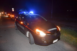 Cammina in strada con la pistola carica: i carabinieri lo disarmano e sventano il suicidio – Cronache Ancona