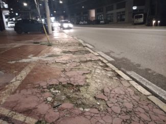 Piastrelle spaccate e toppe di catrame peggiori delle buche: i marciapiedi sono un disastro (Foto) – Cronache Ancona