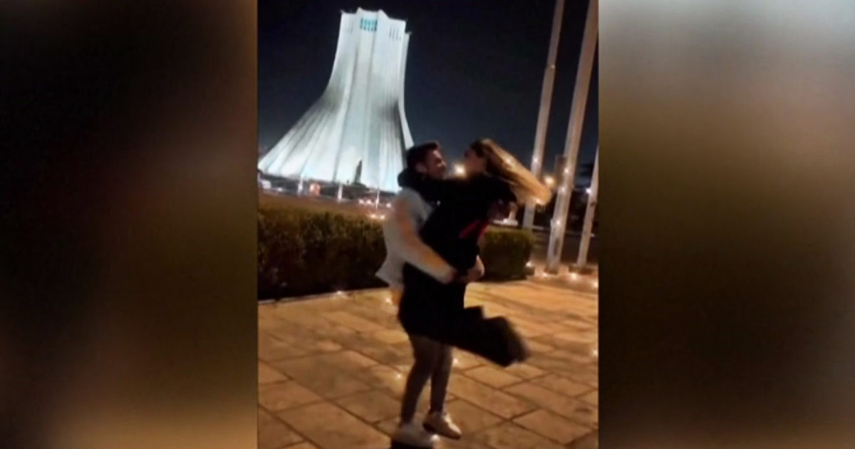 Iran: dopo aver pubblicato un video in cui ballano per strada, vengono condannati a 10 anni – Agenpress