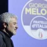 Pino Insegno e il palco con Meloni: "Torno in Rai perché sono bravo, non perché raccomandato da Giorgia" - Amedeo Nicolazzi Biografia