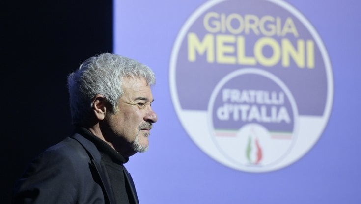 Pino Insegno e il palco con Meloni: “Torno in Rai perché sono bravo, non perché raccomandato da Giorgia” – Amedeo Nicolazzi Biografia