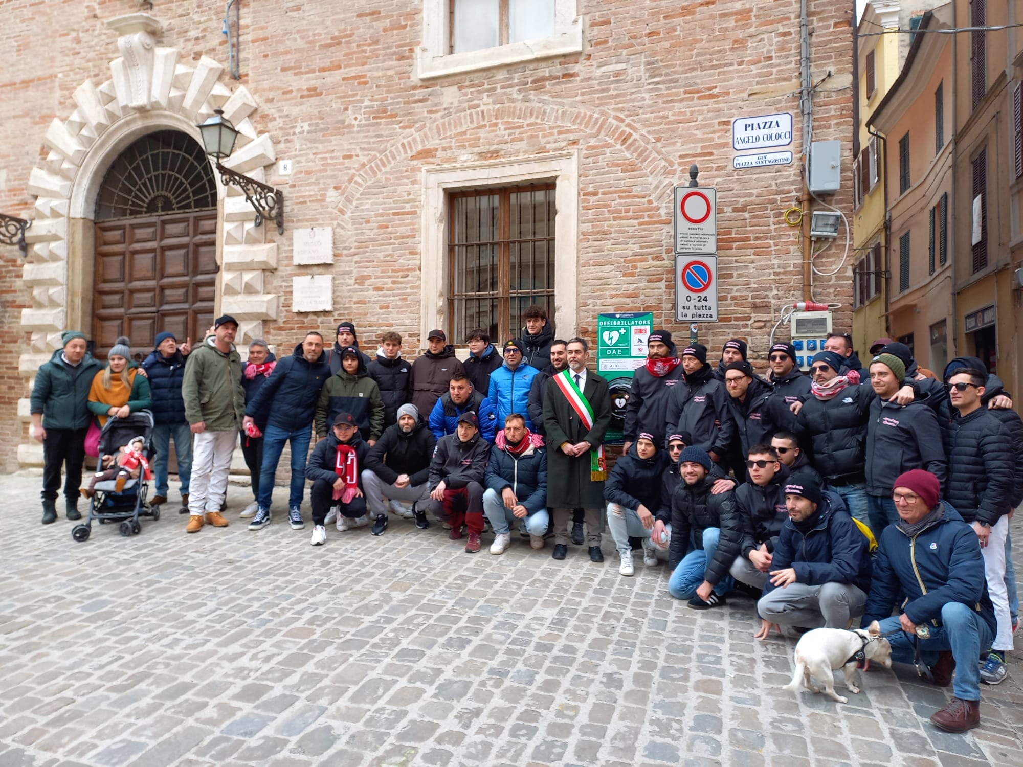 «“Red” nel cuore di Jesi»: a piazza Colocci il defibrillatore dono degli Ultras della Jesina – CentroPagina