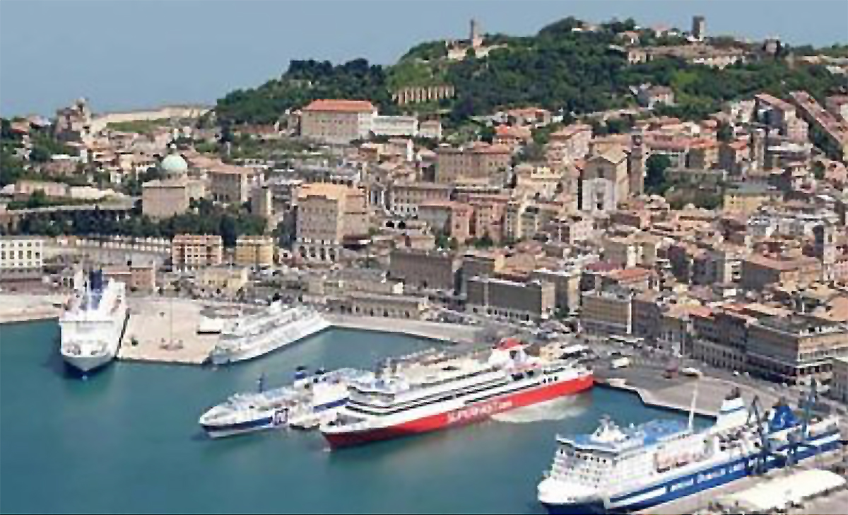 Migranti, Geo Barents nel porto di Ancona questa mattina Migranti, Geo Barents nel porto di Ancona questa mattina