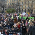 Carnevalò, in migliaia per il corso ad assistere alla sfilata allegorica - Cronache Ancona