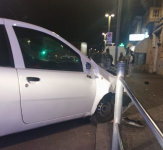 Con l'auto contro la barriera di sicurezza: dramma sfiorato al Piano – Cronache Ancona Con l'auto contro la barriera di sicurezza: dramma sfiorato al Piano – Cronache Ancona