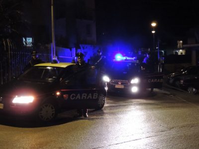 Prima prende a calci le auto in sosta poi scende in strada con un coltello minacciando i residenti: arrestato – Cronache Ancona