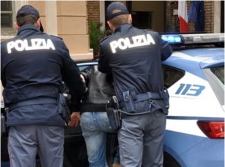 Minaccia i genitori per avere i soldi poi cerca di picchiarli: bloccato e arrestato un 25enne – Cronache Ancona