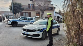 Girava con l'auto sequestrata, senza patente, assicurazione e revisione: multa da 4.500 euro e denuncia – Cronache Ancona