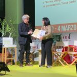 L'imprenditrice marchigiana Francesca Petrini sul palco dei vincitori del Concorso internazionale "Le forme dell'olio" con il Raffaello 1483 - CentroPAgina
