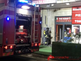Fumo e fiamme dal fast food: incendio nella notte in zona stazione – Cronache Ancona