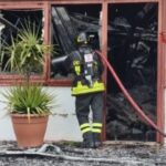 Il fuoco divora la Forke Lift Service: oltre 7 ore per domare il rogo (Video) - Cronache Ancona