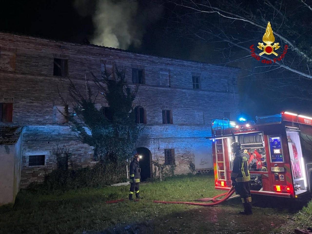 Jesi, vasto incendio: crolla il tetto di un casolare – CentroPagina