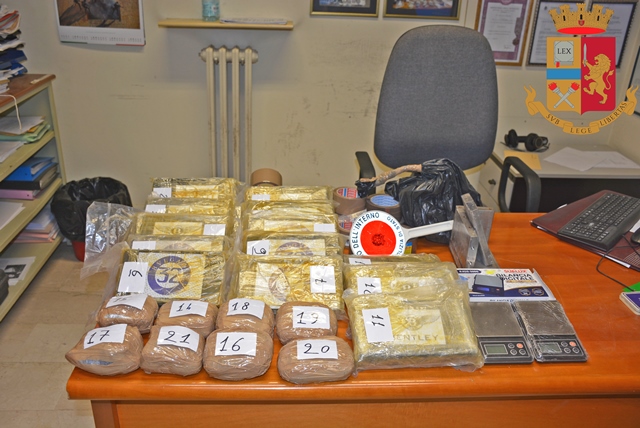 Mosciano Sant'Angelo, nascondeva 20 chili di droga in casa. La Polizia arresta uno spacciatore 60enne – Riviera Oggi