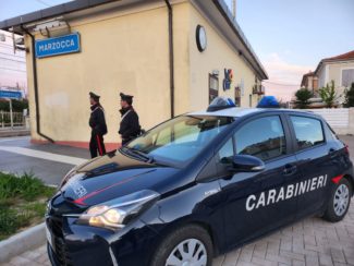 Distesa sui binari per farla finita: 30enne salvata in extremis dai carabinieri – Cronache Ancona