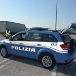 A piedi lungo la Superstrada: fermato dai poliziotti, li aggredisce a morsi - Cronache Ancona