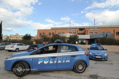 Le incendia le auto, poi messaggi e commenti sui social: 47enne finisce in carcere per stalking – Cronache Ancona