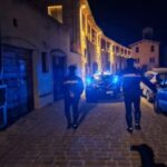 Esce dal bar, tampona un'auto e scappa ma una testimone lo nota e chiama il 112: individuato e denunciato - Cronache Ancona