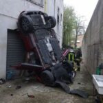 Esce di strada, fa un volo di 6 metri e finisce nel cortile di un palazzo - Cronache Ancona