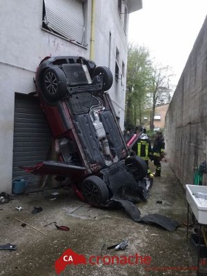 Esce di strada, fa un volo di 6 metri e finisce nel cortile di un palazzo – Cronache Ancona