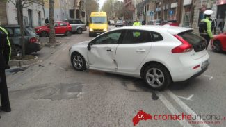 Schianto tra un'auto e uno scooter: 16enne trasportato a Torrette – Cronache Ancona